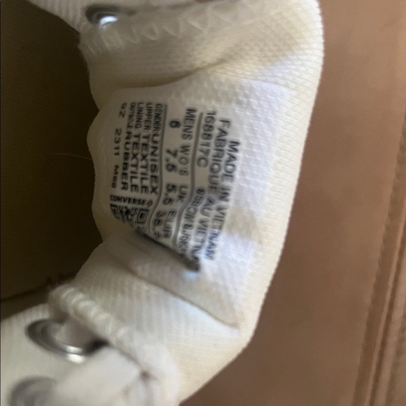 NWOT Converse Women's White Platform Sneakers with Black Accents - Picture 4 of 5